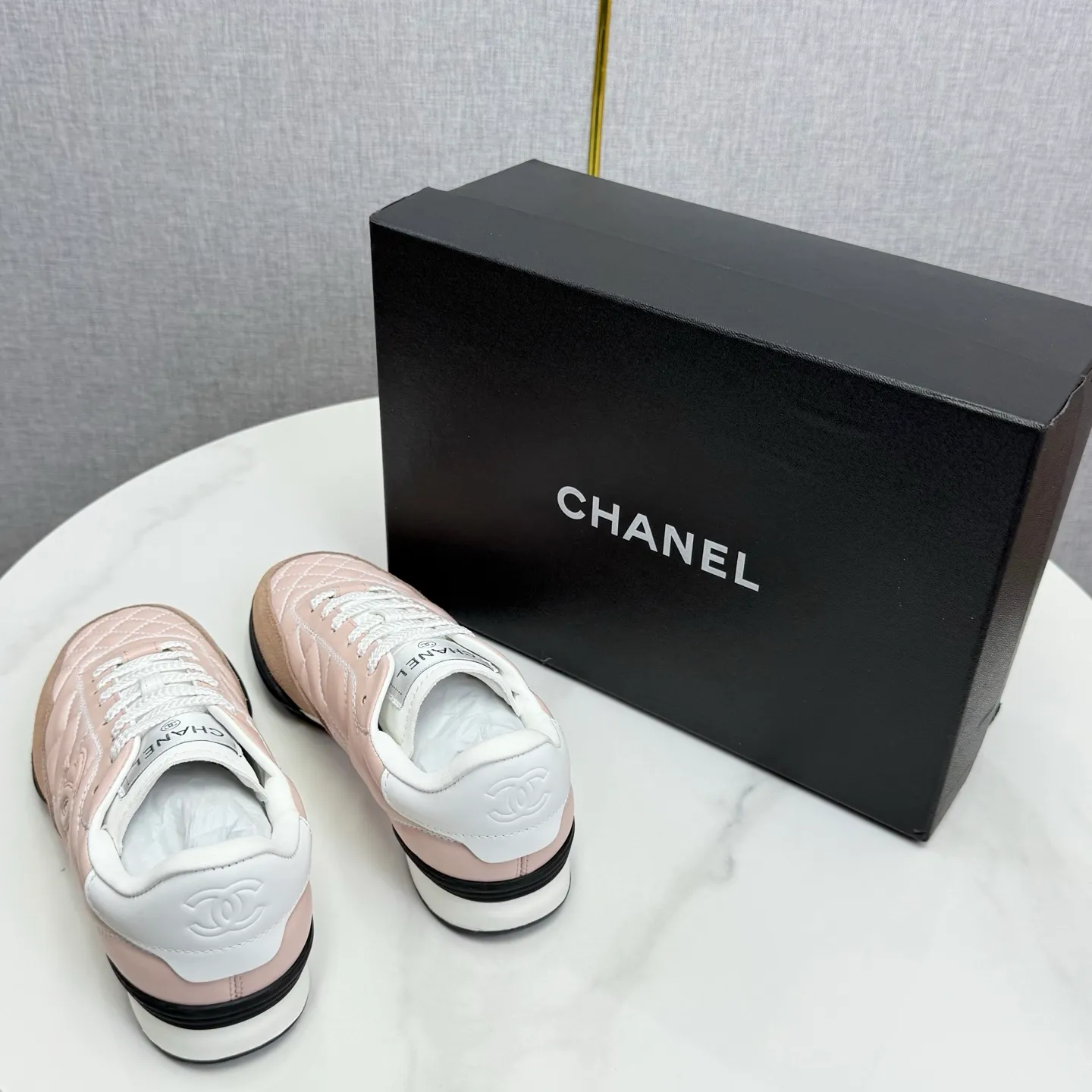 👟👟Ex-factory price 600👟👟Chanel Panda Shoes! 2025 counter's top casual sports shoes. This classic design; the upper is electro-embroidered with a variety of techniques; the outsole is fashionable and sporty; the unusual inclusion of a variety of color matching elements... The diversified mix and match is very good-looking and versatile, and can be used for leisure, fashion, sports, and outdoor... ꫛꫀꪝ Go➫ Materials: ❶Upper made of: original imported first-layer silk cowhide + original waterproof cloth + original first-layer cowhide ❷Inner lining: Original Yangli+wang ❸ Outsole based on: Original TPU combination outsole Counter boutique packaging complete set for women 35–41